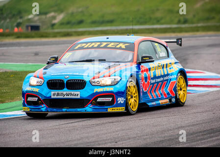 Hampshire, Regno Unito. Il 6 maggio, 2017. Thruxton circuito di gara e centro Motorsport, Andover, Hampshire, Regno Unito. Il 6 maggio 2016. Andrew Jordan di Pirtek BMW Racing, con la sua BMW 125i M Sport, qualifica a Dunlop MSA British Touring Car Championship. Tutte le vetture gara di oggi con il #BillyWhizz targhe e livrea a sostegno di Billy monger che ha sofferto di cambiare la vita delle lesioni a Donington Park di un paio di settimane fa durante un F4 (Formula 4) campionato britannico di gara. © sarà Bailey / Alamy Live News Foto Stock