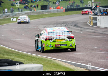 Hampshire, Regno Unito. Il 6 maggio, 2017. Thruxton circuito di gara e centro Motorsport, Andover, Hampshire, Regno Unito. Il 6 maggio 2016. Prove di Qualificazione a Dunlop MSA British Touring Car Championship. Tutte le vetture gara di oggi con il #BillyWhizz targhe e livrea a sostegno di Billy monger che ha sofferto di cambiare la vita delle lesioni a Donington Park di un paio di settimane fa durante un F4 (Formula 4) campionato britannico di gara. © sarà Bailey / Alamy Live News Foto Stock