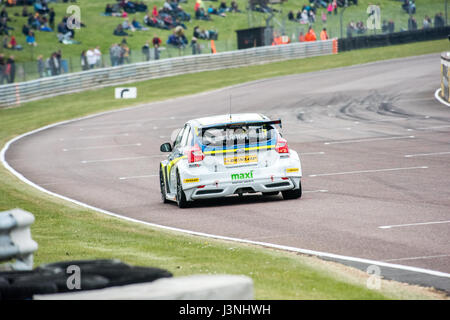 Hampshire, Regno Unito. Il 6 maggio, 2017. Thruxton circuito di gara e centro Motorsport, Andover, Hampshire, Regno Unito. Il 6 maggio 2016. Stephen Jelley del Team Parker con massima Motorsport nella sua Ford Focus qualifica a Dunlop MSA British Touring Car Championship. Tutte le vetture gara di oggi con il #BillyWhizz targhe e livrea a sostegno di Billy monger che ha sofferto di cambiare la vita delle lesioni a Donington Park di un paio di settimane fa durante un F4 (Formula 4) campionato britannico di gara. © sarà Bailey / Alamy Live News Foto Stock