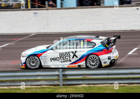 Hampshire, Regno Unito. Il 6 maggio, 2017. Thruxton circuito di gara e centro Motorsport, Andover, Hampshire, Regno Unito. Il 6 maggio 2016. Colin Turkington del team BMW Racing con la sua BMW 125i M Sport qualifica a Dunlop MSA British Touring Car Championship. Tutte le vetture gara di oggi con il #BillyWhizz targhe e livrea a sostegno di Billy monger che ha sofferto di cambiare la vita delle lesioni a Donington Park di un paio di settimane fa durante un F4 (Formula 4) campionato britannico di gara. © sarà Bailey / Alamy Live News Foto Stock