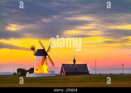 Lytham St Annes On Sea, Lancashire. Regno Unito Meteo. Il 7 maggio, 2017. Campi illuminati da Lytham Mulino a vento, potenza, energia, sky, turbina, ambiente, elettricità, tecnologia, natura, generatore, mulino, rinnovabile. Lytham Windmill è situato a Lytham verde nella città costiera di Lytham St Annes, Lancashire, Inghilterra. Esso è del tipo noto come un tower mill e è stato progettato per la macinazione di grano e di avena per fare la farina di crusca o. Credito; MediaWorldImages/AlamyLiveNews Foto Stock