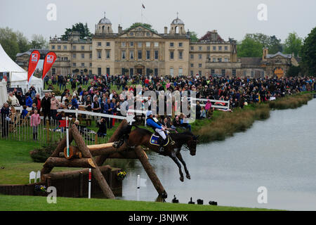 Badminton, UK. Il 6 maggio, 2017. Il 6 maggio 2017, Karin Donckers Fletcha equitazione van 't Verahof durante il Cross Country fase del 2017 Mitsubishi Motors Badminton Horse Trials, Badminton House, Bristol, Regno Unito. Jonathan Clarke/Alamy Live News Foto Stock