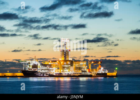 A Las Palmas di Gran Canaria Isole Canarie Spagna, 7 maggio 2017. Meteo: Stena IceMAX drillship in pre alba luce in Las Palmas porta su una gloriosa domenica mattina su Gran Canaria. Stena IceMAX è il primo al mondo posizionati in modo dinamico, montante doppio ice-class drillship. La Stena IceMAX è un duro ambiente drillship in grado di perforazione in acque profonde fino a 10, 000m. Credito: ALAN DAWSON/Alamy Live News Foto Stock