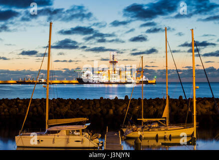 A Las Palmas di Gran Canaria Isole Canarie Spagna, 7 maggio 2017. Meteo: Stena IceMAX drillship in pre alba luce in Las Palmas porta su una gloriosa domenica mattina su Gran Canaria. Stena IceMAX è il primo al mondo posizionati in modo dinamico, montante doppio ice-class drillship. La Stena IceMAX è un duro ambiente drillship in grado di perforazione in acque profonde fino a 10, 000m. Credito: ALAN DAWSON/Alamy Live News Foto Stock