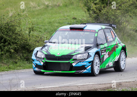 Stefan Gottig - Natalie Solbach Schmidt, con la Skoda Fabia R5 nella tappa del Tour Europeo Rally, Cluj Napoca, ROU, 5-6 maggio, 2017 foto: Cronos/Manases Sandor Foto Stock