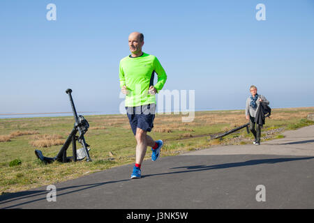 Lytham St Annes On Sea, Lancashire. Regno Unito Meteo. Il 7 maggio, 2017. Luminoso per iniziare la giornata come residenti asnd vacanzieri godere il mare e la passeggiata in questa città di Lancashire che guarda verso il mare d'Irlanda e Ribble estuario. Credito; MediaWorldImages/AlamyLiveNews Foto Stock