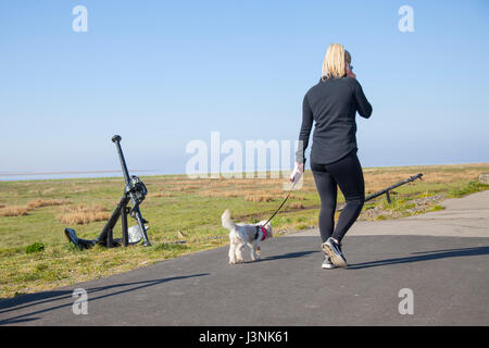 Lytham St Annes On Sea, Lancashire. Regno Unito Meteo. Il 7 maggio, 2017. Luminoso per iniziare la giornata come residenti asnd vacanzieri godere il mare e la passeggiata in questa città di Lancashire che guarda verso il mare d'Irlanda e Ribble estuario. Credito; MediaWorldImages/AlamyLiveNews Foto Stock