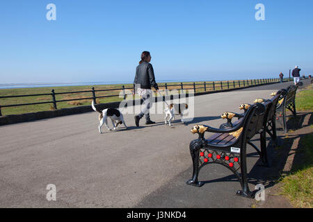 Lytham St Annes On Sea, Lancashire. Regno Unito Meteo. Il 7 maggio, 2017. Luminoso per iniziare la giornata come residenti asnd vacanzieri godere il mare e la passeggiata in questa città di Lancashire che guarda verso il mare d'Irlanda e Ribble estuario. Credito; MediaWorldImages/AlamyLiveNews Foto Stock