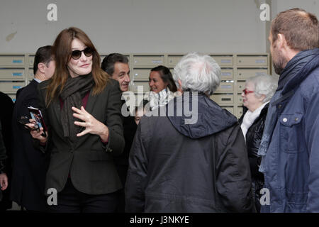 Parigi, Francia. Il 7 maggio 2017. Carla Bruni lascia la stazione di polling. L'ex Presidente francese Nicolas Sarkozy ha gettato il suo voto di tre ore dopo l'apertura delle urne in una scuola di Parigi. Egli era accompagnato da sua moglie la cantante Carla Bruni. Credito: Michael Debets/Alamy Live News Foto Stock