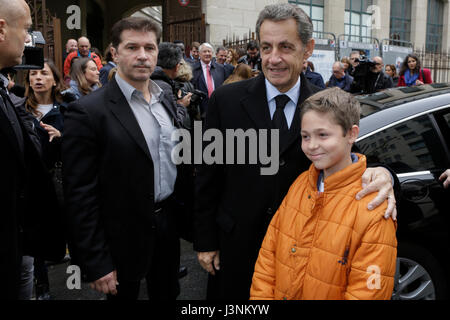 Parigi, Francia. Il 7 maggio 2017. Nicolas Sarkozy pone con dodici anni Gaultier per un'immagine. L'ex Presidente francese Nicolas Sarkozy ha gettato il suo voto di tre ore dopo l'apertura delle urne in una scuola di Parigi. Egli era accompagnato da sua moglie la cantante Carla Bruni. Credito: Michael Debets/Alamy Live News Foto Stock