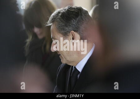 Parigi, Francia. Il 7 maggio, 2017. Nicolas Sarkozy è raffigurato alla stazione di polling. L'ex Presidente francese Nicolas Sarkozy ha gettato il suo voto di tre ore dopo l'apertura delle urne in una scuola di Parigi. Egli era accompagnato da sua moglie la cantante Carla Bruni. Foto: Cronos/Michael Debets/Alamy Live News Foto Stock