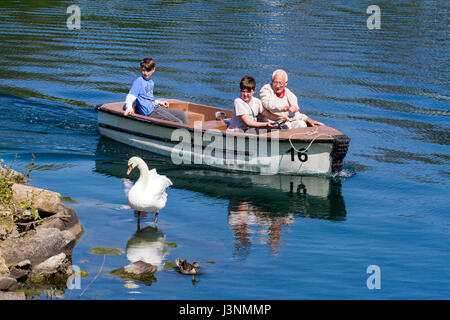 Southport, Merseyside, 7 maggio 2017. Regno Unito Meteo. Una splendida giornata di sole nel resort di Southport nel Merseyside. Migliaia di turisti scendono sulla cittadina di crogiolarvi al sole fantastico come essi stoll rotolo il lago marino & Kings Gardens complesso. Credito: Cernan Elias/Alamy Live News Foto Stock