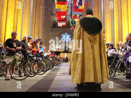 New York, US. Il 6 maggio, 2017. Le persone e le loro biciclette si riuniranno presso la chiesa di San Giovanni la Cattedrale di Divina per questo anno di "benedizione delle biciclette" di New York, US, 6 maggio 2017. Foto: Christina Horsten/dpa/Alamy Live News Foto Stock