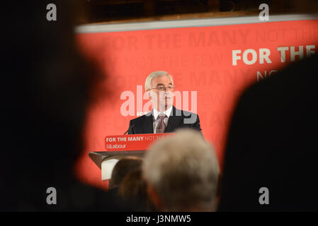 Il museo di Londra, Docklands, UK. Il 6 maggio 2017. Ombra del lavoro il Cancelliere John McDonnell dà un discorso sul lavoro cerimonie fiscali dei piani di sostenibilità nei Docklands. Elezioni generali 2017 Foto Stock