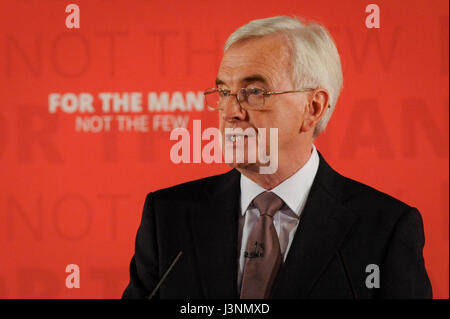 Londra, Regno Unito. 7 maggio 2017. John McDonnell MP, manodopera l'ombra del cancelliere, dà un discorso sul lavoro di sostenibilità fiscale piani al Museum of London Docklands a Canary Wharf. Credito: Stephen Chung / Alamy Live News Foto Stock