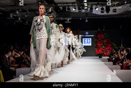 Kuala Lumpur, Malesia. Il 6 maggio, 2017. Giorno cinque di Mercedes STYLO Asia Fashion Festival 2017 il 6 maggio a Kuala Lumpur. Designer Edric Ongs mostrare la sua collezione. Credito: Danny Chan/Alamy Live News Foto Stock