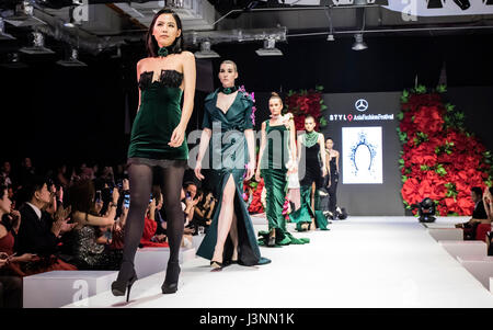 Kuala Lumpur, Malesia. Il 6 maggio, 2017. Giorno cinque di Mercedes STYLO Asia Fashion Festival 2017 il 6 maggio a Kuala Lumpur. Designer Zang Toi mostrare la sua collezione. Credito: Danny Chan/Alamy Live News Foto Stock