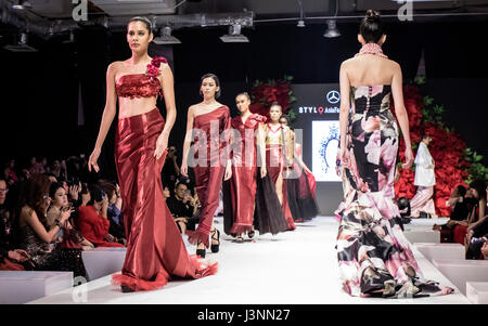 Kuala Lumpur, Malesia. Il 6 maggio, 2017. Giorno cinque di Mercedes STYLO Asia Fashion Festival 2017 il 6 maggio a Kuala Lumpur. Designer Zang Toi mostrare la sua collezione. Credito: Danny Chan/Alamy Live News Foto Stock