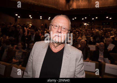 Berlino, Germania. Il 7 maggio, 2017. Direttore artistico Frank Castorf arriva per la cerimonia di premiazione del premio del teatro presso il Berliner Festspiele a Berlino, Germania, 7 maggio 2017. Foto: Jörg Carstensen/dpa/Alamy Live News Foto Stock