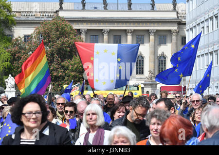 Berlino, Germania. Il 7 maggio, 2017. I sostenitori della pro-movimento europeo "Pulse dell'Europa" di dimostrare con le bandiere su piazza Bebelplatz a Berlino, Germania, 7 maggio 2017. Foto: Paolo Zinken/dpa/Alamy Live News Foto Stock