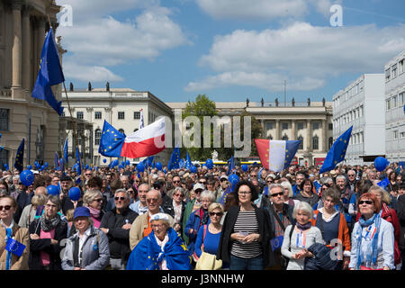 Berlino, Germania. Il 7 maggio, 2017. I sostenitori della pro-movimento europeo "Pulse dell'Europa" di dimostrare con le bandiere su piazza Bebelplatz a Berlino, Germania, 7 maggio 2017. Foto: Paolo Zinken/dpa/Alamy Live News Foto Stock