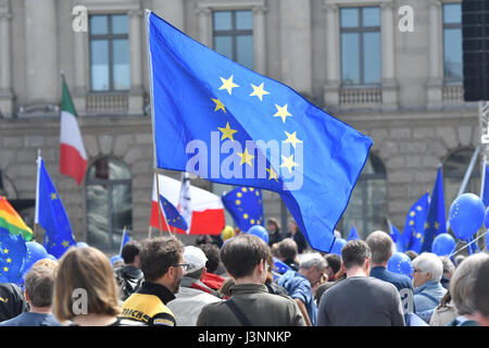 Berlino, Germania. Il 7 maggio, 2017. I sostenitori della pro-movimento europeo "Pulse dell'Europa" di dimostrare con le bandiere su piazza Bebelplatz a Berlino, Germania, 7 maggio 2017. Foto: Paolo Zinken/dpa/Alamy Live News Foto Stock