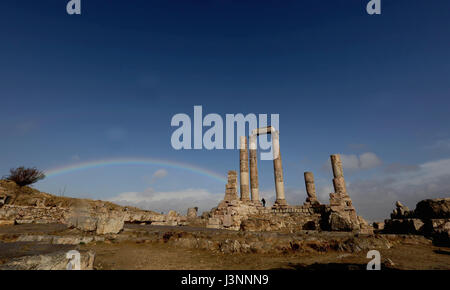 La Giordania. 2° dic, 2016. File foto scattata il 2 dicembre, 2016 mostra un arcobaleno presso la cittadella di Amman ad Amman, capitale della Giordania. Credito: Mohammad Abu Ghosh/Xinhua/Alamy Live News Foto Stock