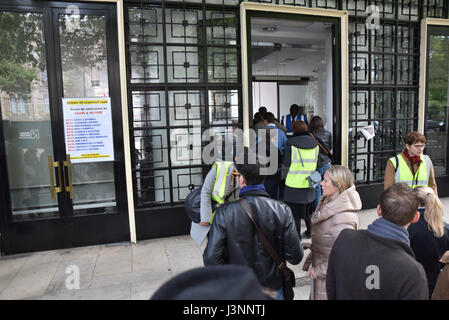 South Kensington, Londra, Regno Unito. Il 7 maggio 2017. Per espatriati francesi a South Kensington, Londra, il voto nelle elezioni presidenziali francesi. Credito: Matteo Chattle/Alamy Live News Foto Stock