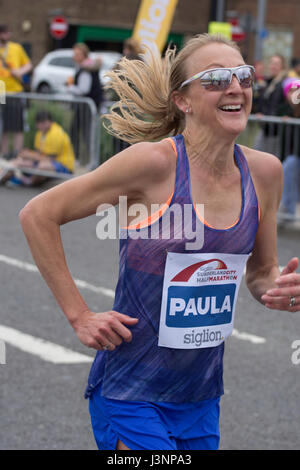 Maratona Mondiale record titolare Paula Radcliffe esegue il Siglion Sunderland città mezza maratona 7 Maggio 2017 - Sunderland, Tyne and Wear. Foto Stock