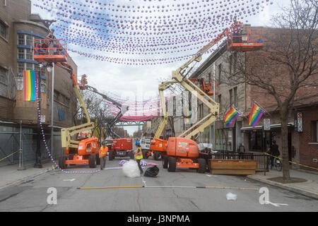 Montreal, Canada. Il 6 maggio, 2017. Impostazione dei lavoratori fino al rainbow sfere arte di installazione '18 tonalità di gay' su Saint-Catherine Street nel villaggio gay Credito: Marc Bruxelle/Alamy Live News Foto Stock