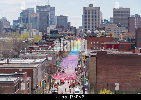 Montreal, Canada. Il 6 maggio, 2017. Le sfere di arcobaleno arte di installazione '18 tonalità di gay' su Saint-Catherine Street nel villaggio gay Credito: Marc Bruxelle/Alamy Live News Foto Stock