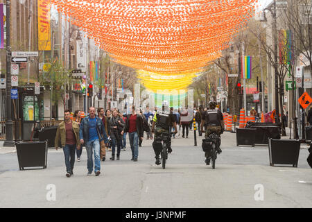 Montreal, Canada. Il 6 maggio, 2017. Le sfere di arcobaleno arte di installazione '18 tonalità di gay' su Saint-Catherine Street nel villaggio gay Credito: Marc Bruxelle/Alamy Live News Foto Stock