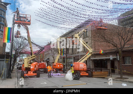 Montreal, Canada. Il 6 maggio, 2017. Impostazione dei lavoratori fino al rainbow sfere arte di installazione '18 tonalità di gay' su Saint-Catherine Street nel villaggio gay Credito: Marc Bruxelle/Alamy Live News Foto Stock