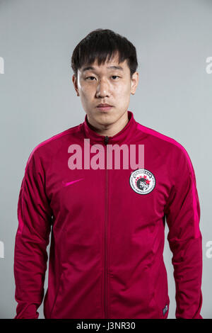 Ritratto di calcio cinese player Lv Wei di Liaoning Whowin F.C. per il 2017 Chinese Football Association Super League, Foshan City, a sud della Cina di provincia di Guangdong, 24 gennaio 2017. Foto Stock