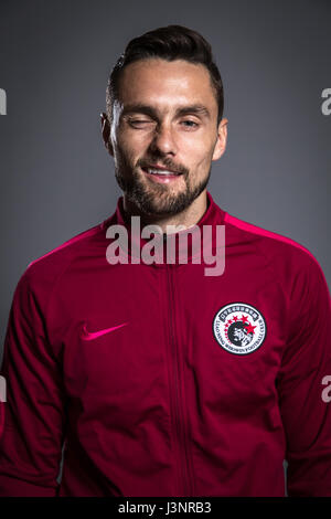 Ritratto di Australian soccer player James Holland di Liaoning Whowin F.C. per il 2017 Chinese Football Association Super League, Foshan City, a sud della Cina di provincia di Guangdong, 24 gennaio 2017. Foto Stock