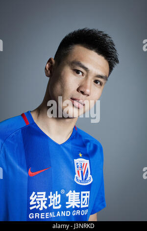 Ritratto di calcio cinese player Lv Zheng di Shanghai Groenlandia Shenhua F.C. per il 2017 Chinese Football Association Super League, in Cina a Shanghai, 22 gennaio 2017. Foto Stock