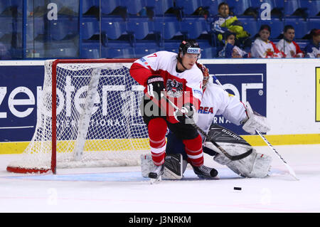 Kiev, Ucraina - 27 Aprile 2017: Avanti Brian LEBLER di Austria e portiere PARK Sungje della Corea del Sud in azione durante la loro 2017 IIHF Hockey su Ghiaccio Foto Stock