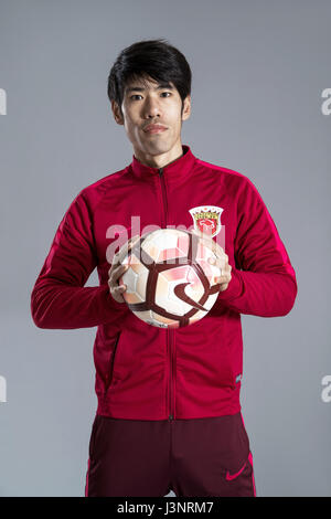 Ritratto di calcio cinese player Lv Wenjun di Shanghai SIPG F.C. per il 2017 Chinese Football Association Super League, in Cina a Shanghai, 15 febbraio 2017. Foto Stock