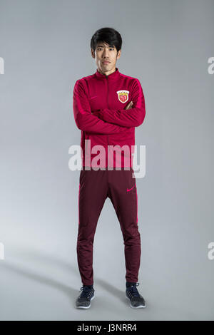 Ritratto di calcio cinese player Lv Wenjun di Shanghai SIPG F.C. per il 2017 Chinese Football Association Super League, in Cina a Shanghai, 15 febbraio 2017. Foto Stock