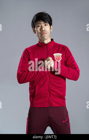 Ritratto di calcio cinese player Lv Wenjun di Shanghai SIPG F.C. per il 2017 Chinese Football Association Super League, in Cina a Shanghai, 15 febbraio 2017. Foto Stock