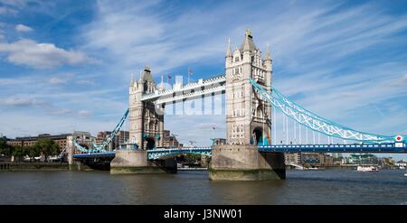 Vista del Tower Bridge da banca del sud del fiume Tamigi a Londra Foto Stock