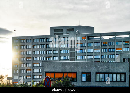 Tramonto dietro l'ospedale urbano di Berlino Foto Stock