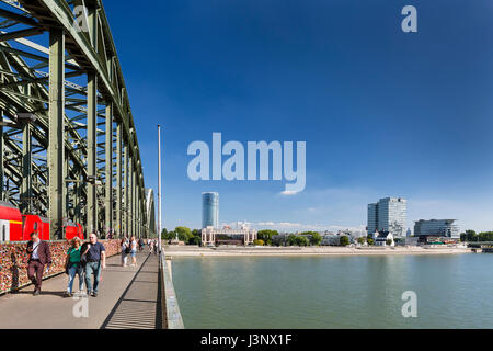 Colonia - 6 settembre: persone sul ponte di Hohenzollern e il fiume Reno a Colonia in Germania il 6 settembre 2016 Foto Stock