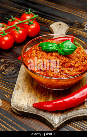 Spaghetti al ragù alla bolognese in vaso di vetro Foto Stock