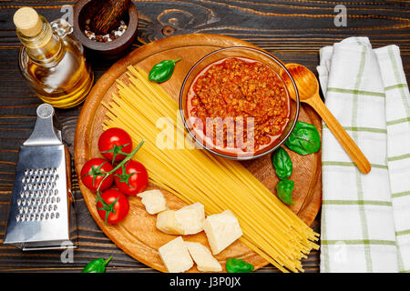 Spaghetti al ragù alla bolognese e ingridients Foto Stock