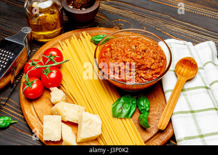 Spaghetti al ragù alla bolognese e ingridients Foto Stock