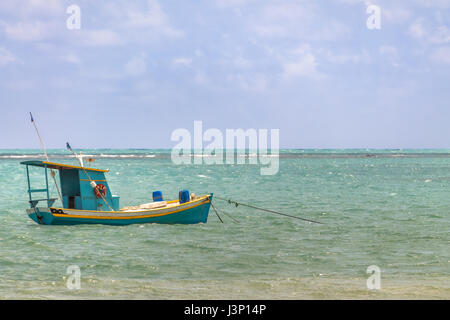 Piccola barca da pesca nella costa brasiliana - Pirangi, Rio Grande do Norte, Brasile Foto Stock