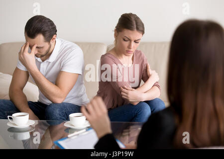 Terapia familiare, giovane dopo l'argomento di non parlare con ciascun altro Foto Stock