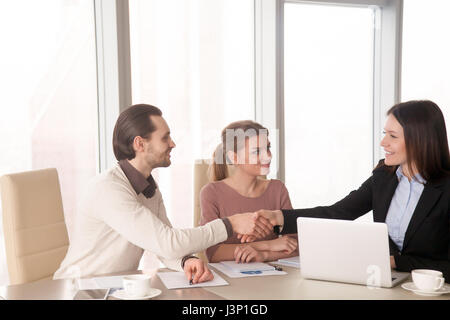 Handshaking partner sulla riunione di affari in ufficio, discutendo w Foto Stock