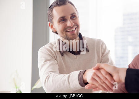Ritratto di sorridente imprenditore bello agitando la mano femminile sul Foto Stock